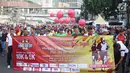Para peserta Korps Brigade Mobil run saat melakukan sosialisasi Brimob run 2017 di Bundaran HI, Jakarta, Minggu (5/11). Brimob Run 2017 mengambil rute dari Mako Brimob di Kelapa Dua hingga Universitas Indonesia. (Liputan6.com/Angga Yuniar)