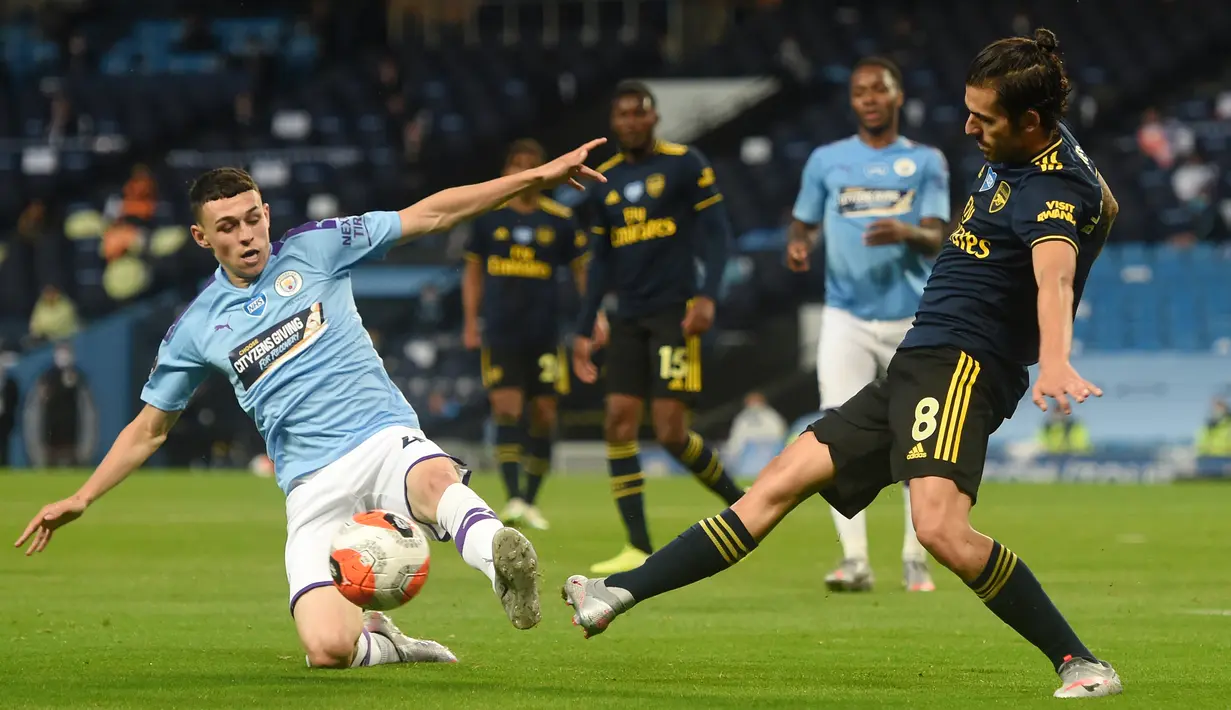 Pemain Manchester City Phil Foden (kiri) berebut bola dengan pemain Arsenal pada laga Premier League di Etihad Stadium, Manchester, Inggris, Rabu (17/6/2020). Manchester City menang dengan skor 3-0. (PETER POWELL/POOL/AFP)