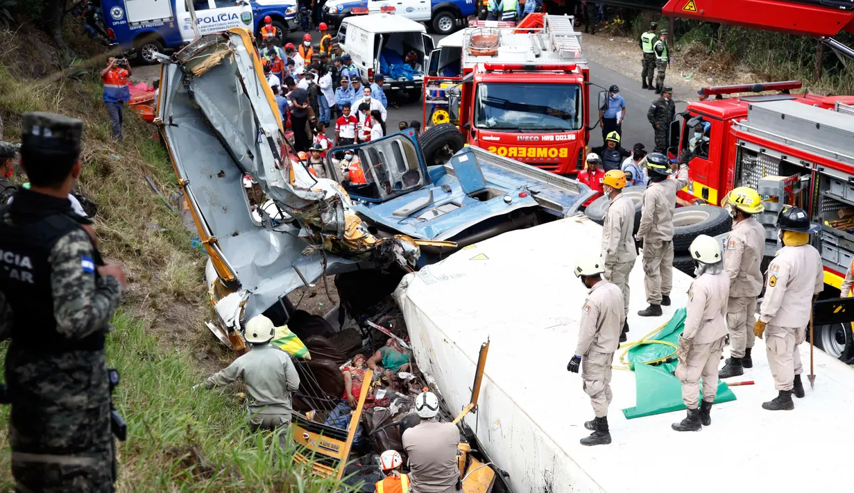 Petugas penyelamat berusaha mengevakuasi korban kecelakaan sebuah truk kargo yang menabrak bus di pinggiran Ibu Kota Honduras, Minggu (5/2). Kepolisian setempat mengatakan sopir truk melarikan diri setelah kecelakaan itu. (AP Photo/Fernando Antonio)