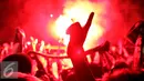 Pendukung Persebaya membuat tanda satu jiwa saat bernyanyi di GOR Padjajaran, Bandung, Sabtu (7/1). Suporter Persebaya berkumpul di GOR Padjajaran menunggu keputusan kongres PSSI terkait nasib klub kesayangan mereka. (Liputan6.com/Helmi Fithriansyah)