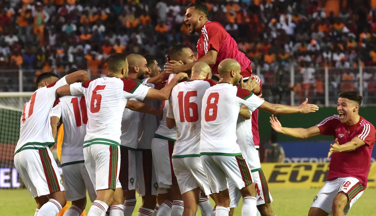 Para pemain Maroko merayakan kemenangan atas Pantai Gading pada Kualifikasi Piala Dunia 2018 di Stadion Félix Houphouët-Boigny, Abidjan, Sabtu (11/11/2017). Pantai Gading kalah 0-2 dari Maroko. (AFP/Issouf Sanogo)