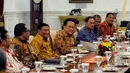 Ketua DPD RI, Irman Gusman dan para pimpinan DPR RI saat saat rapat Konsultasi di Istana Merdeka, Jakarta, Senin (2/2/2015). Rapat konsultasi tersebut membahas isu terkini di dalam negeri. (Liputan6.com/Faizal Fanani)