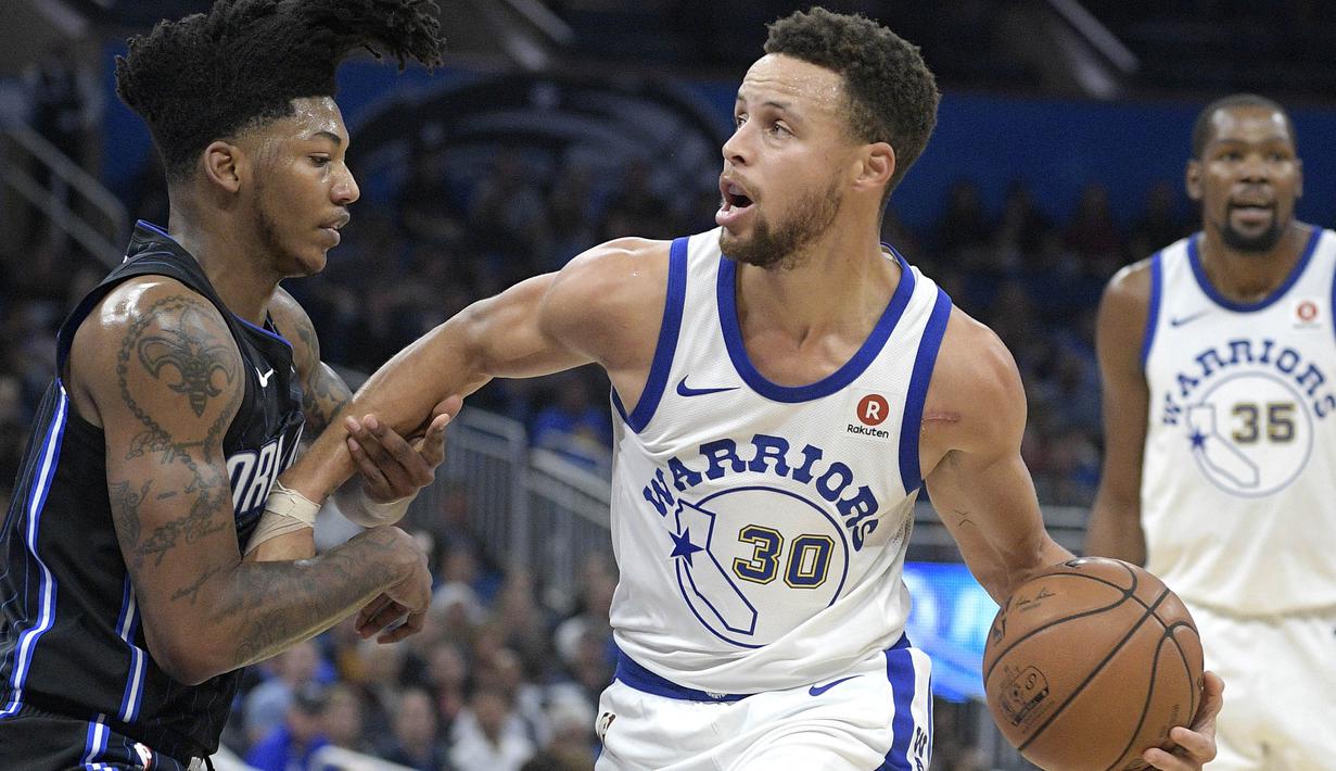 Pebasket Golden State Warriors, Stephen Curry, berusaha melewati pebasket Orlando Magic, Elfrid Payton, pada laga NBA di Stadion Amway Center, Sabtu (2/12/2017). Warriors menang 133-113 atas Magic. (AP/Phelan M. Ebenhack)