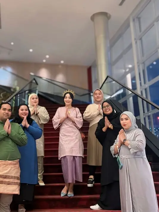 Diakui Hesti, baju kurung yang dikenakannya merupakan milik sang mertua. [@hestipurwadinata]