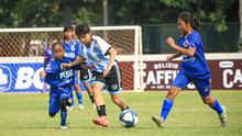 Antusiasme para pemain sepak bola putri masih menggeliat di Tanah Air, satu di antaranya adalah kompetisi droplus U-15 dan U-18 di Surabaya(Bola.com/Aditya Wany)