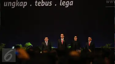 (ki-ka) Ketua Dewan Komisioner OJK Muliaman Hadad, Presiden Joko Widodo, Menteri Keuangan Sri Mulyani, Dirjen Pajak Ken Dwijugiasteadi mengikuti Sosialisasi Amnesti Pajak (Tax Amnesty) di Jakarta, Senin (1/8). (Liputan6.com/Faizal Fanani)