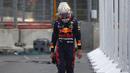 Sebelum insiden itu, Verstappen sebenarnya punya kans memperbesar keunggulan atas Lewis Hamilton di klasemen menjadi 15 poin. Namun, skenario indah itu gagal terwujud. Ia pun hanya bisa tertunduk lesu mengingat hanya 3 putaran tersisa menjelang akhir balapan. (Foto: AFP/Natalia Kolesnikova)