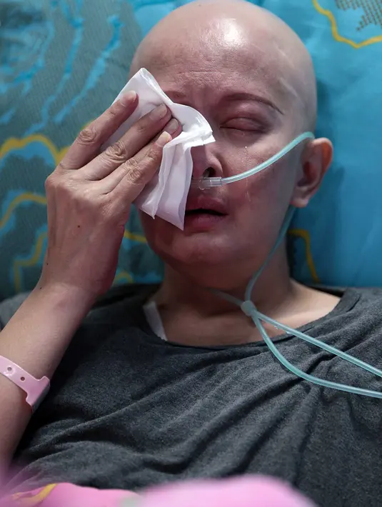 "Saya sudah menjalani kemoterapi selama enam kali. Kemo saya dinyatakan tidak berhasil. Penyakit saya malah menyebar. Dan sekarang ini, saya sangat sedih," sambung Yana. (Deki Prayoga/Bintang.com)