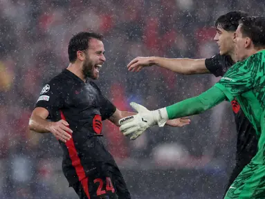 Pemain belakang Barcelona, Eric Garcia (kiri) merayakan kemenangan bersama rekan setimnya pada akhir matchday 7 League Phase Liga Champions 2024/2025 melawan SL Benfica di Estadio da Luz, Lisbon, Selasa 21 Januari 2025 waktu setempat atau Rabu (22/1/2025) dini hari WIB. (FILIPE AMORIM/AFP)
