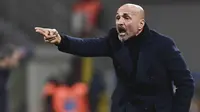 Pelatih Inter Milan, Luciano Spalleti memberikan instruksi pada laga lanjutan Liga Italia Serie A yang berlangsung di stadion Giuseppe Meazza, Milan, Senin (18/2). Inter Milan menang 2-1 atas Sampdoria. (AFP/Miguel Medina)