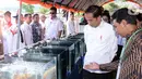 Presiden Joko Widodo mendengarkan penjelasan tentang pengolahan air bersih saat meninjau kondisi lokasi pengungsian korban gempa di Universitas Darussalam, Kecamatan Tulehu, Kabupaten Maluku Tengah (29/10/2019). (Liputan6.com/Biro Pers)