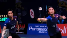 Pebulutangkis ganda putra Indonesia, M Ahsan/Hendra Setiawan berusaha mengembalikan bola ke arah OR Cchin Chung/Tang Chun Man (Hongkong) saat laga di BCA Indonesia Open 2016, Istora Senayan Jakarta, Rabu (1/6/2016). (Liputan6.com/Helmi Fithriansyah)