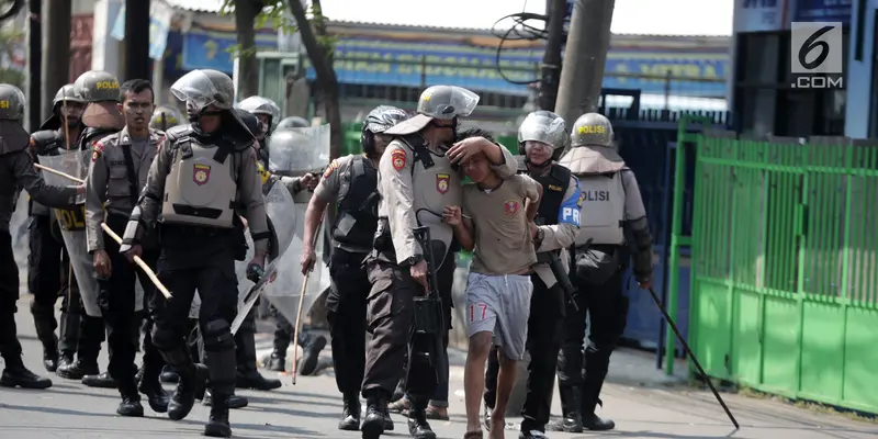 Polisi Tangkapi Massa Aksi di Petamburan