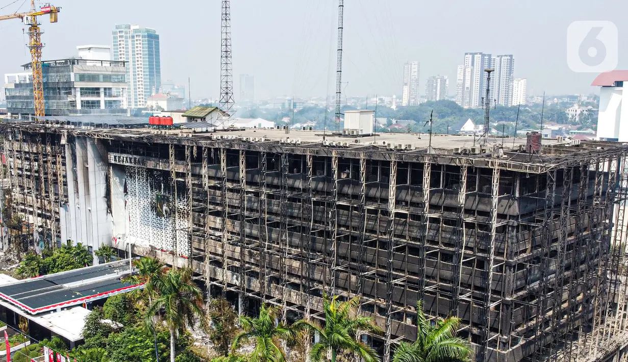 Foto udara gedung utama Gedung Kejaksaan Agung Republik Indonesia usai kebakaran hebat di Jakarta, Minggu (23/8/2020). Kebakaran selama 11 jam menyebabkan gedung utama Kejaksaan Agung, baik sayap kanan maupun kiri, hangus terbakar. (Liputan6.com/Faizal Fanani)