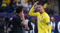 Pemain Al-Nassr, Cristiano Ronaldo, meluapkan kekecewaan kepada wasit saat melawan Al-Ain di Liga Champions Asia 2023/2024 di Al-Awal Park Stadium, Selasa (12/3/2024). (AFP/Fayez Nureldine)