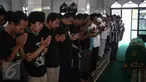 Para kerabat mensalatkan jenazah alm Guntoro di Lenteng Agung, Jakarta, Kamis (16/2). Diduga terkena serangan jantung , Guntoro, wartawan foto, Koran Jakarta meninggal dunia saat meliput banjir di daerah Pejaten Timur. (Liputan6.com/Faizal Fanani)