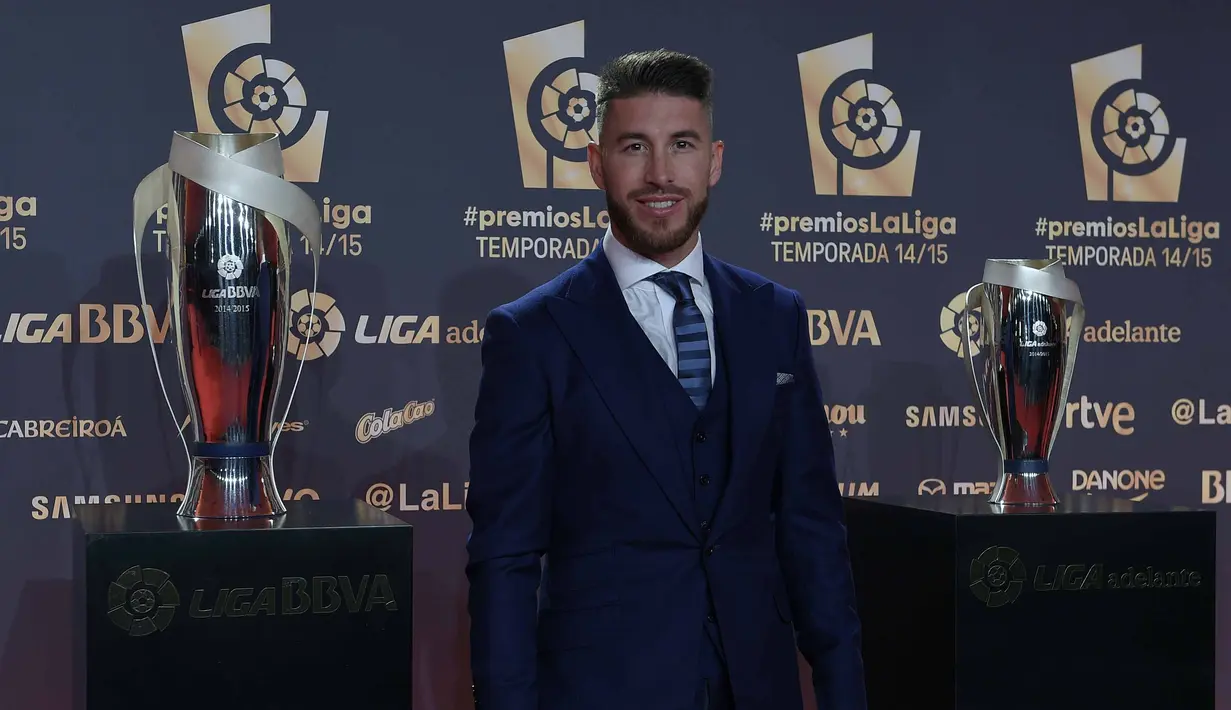 Pemain Real Madrid, Sergio Ramos berfoto sebelum acara penghargaan LFP (Spanish Professional League) 2014-2015 di Barcelona, Selasa (1/12/2015) dini hari WIB. Ramos meraih penghargaan Best Defender. (AFP Photo/ Lluis Gene)