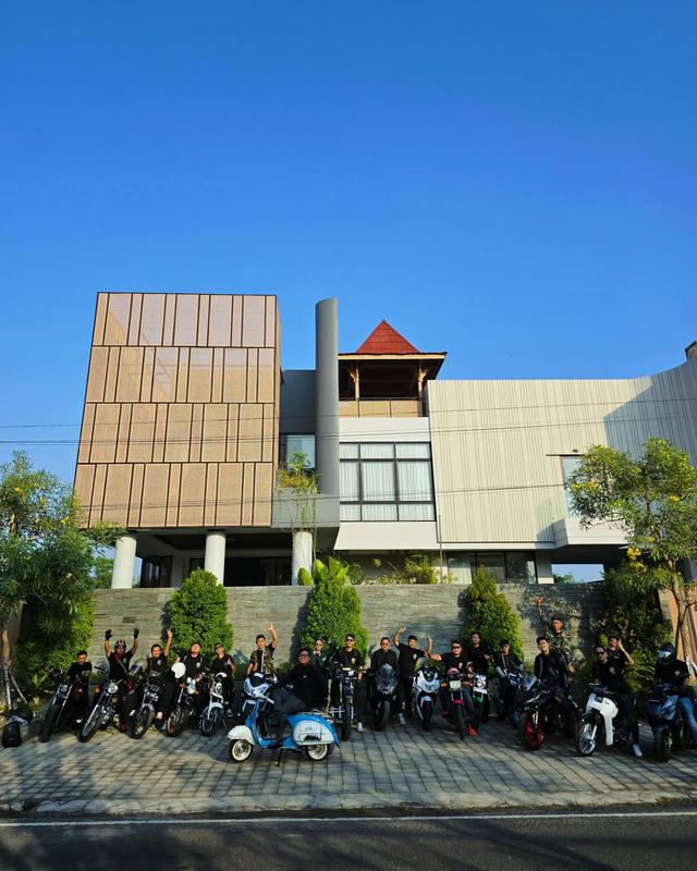 7 Potret depan rumah Denny Caknan di Ngawi yang kini jadi tempat idola COD, asri berdinding batu alam