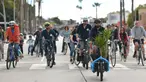 Orang-orang mengendarai sepeda di jalan-jalan bebas kendaraan bermotor selama acara CicLAvia di Culver City, Los Angeles, Minggu (3/3). Di Los Angeles, car free day disebut juga CicLAvia dan pertama kali diadakan pada 10 Oktober 2010. (Chris Delmas/AFP)