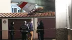 Petugas polisi berdiri di dekat ekor pesawat kecil yang melakukan pendaratan darurat di sebuah kediaman, di Villejuif, luar Paris, Senin (4/12/2023). (AP Photo/Michel Euler)