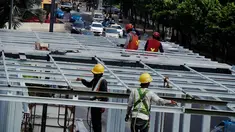 Suasana pelebaran Halte Sarinah di Jalan MH Thmarin, Jakarta Pusat, Sabtu (6/9/2014) (Liputan6.com/Faizal Fanani)