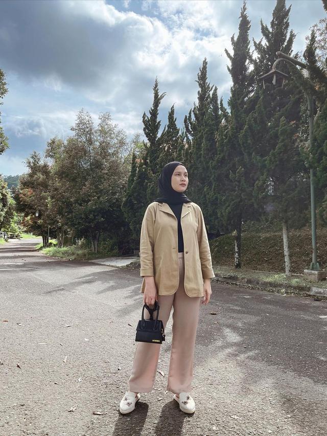 6 Gaya OOTD Ala Hijabers Dwi Handayani Ini Bisa Jadi Inspirasi Lebaran
