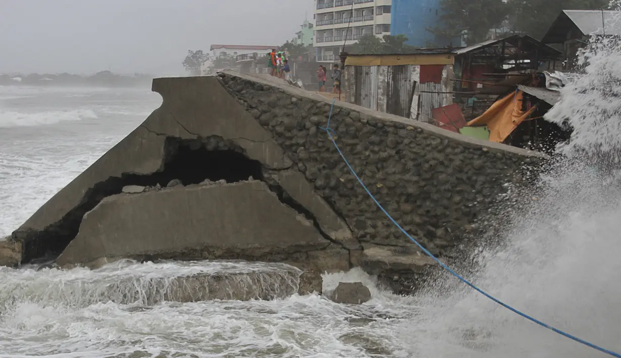 Sebuah tembok laut rusak disebabkan deburan gelombang akibat Topan Koppu di Teluk Manila, Minggu (18/10). Topan Koppu melanda Filipina timur laut, merusak rumah-rumah dan membuat 10.000 orang terpaksa mengungsi, kata tim SAR setempat. (REUTERS/TJ Corpuz)