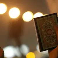 Foto ini bakal menggugah siapa pun yang melihatnya. Pemuda berkalung salib ini ternyata sedang angkat semen buat bangun masjid. Luar biasa!