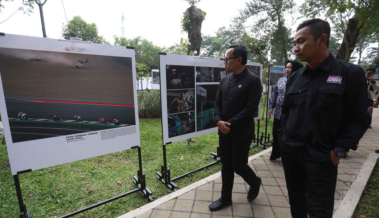Ajang penghargaan bergengsi bagi insan pewarta foto jurnalistik Indonesia itu memasuki penyelenggaraan ke-16 sejak pertama kali digelar pada 2009. Tampak dalam foto, Wakil Menteri Dalam Negeri (Wamendagri), Bima Arya Sugiarto (kiri) didampingi Ketua Pewarta Foto Indonesia (PFI) Nasional, Dwi Pambudo melihat foto-foto pemenang ajang Anugerah Pewarta Foto Indonesia 2026 di halaman Auditorium Sekretariat Daerah Kabupaten Bogor, Jawa Barat, Jumat (8/5/2026). (Kapanlagi.com/Budy Santoso)