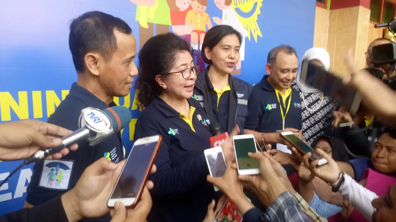 Menteri Kesehatan Nila Moeloek membuka kampanye imunisasi MR serentak di 28 Provinsi di Luar Pulau Jawa yang berlangsung di Makassar (Liputan6.com/ Eka Hakim)