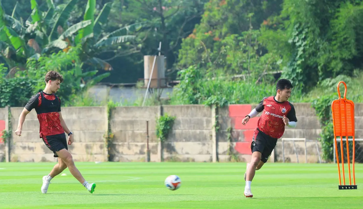 Latihan difokuskan pada peningkatan intensitas kombinasi permainan, penguasaan bola, dan strategi membobol gawang lawan. Tampak dalam foto, pemain Persija Jakarta, Mauro Nils Zijlstra (kiri) bersama Witan Sulaeman saat mengikuti sesi latihan di Persija Training Ground, Bojongsari, Kota Depok, Jawa Barat, Kamis (7/5/2026). (Bola.com/M Iqbal Ichsan)