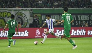 Kakang Rudianto beraksi di laga Persebaya vs Persib Bandung di BRI Super League 2025/2026. (Dok Persib)