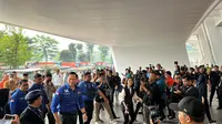 Ketua Umum (Ketum) Partai Demokrat Agus Harimurti Yudhoyono (AHY) tiba di Stadion Utama Gelora Bung Karno (GBK) Senayan, Jakarta, dalam rangka menghadiri acara Apel Siaga Perubahan Partai Nasdem. (Liputan6.com/Nanda Perdana Putra)