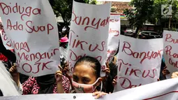 Masa yang tergabung gerakan bela korban pinjaman online menggelar aksi di depan PN Jakarta Pusat, Jakarta, Rabu (6/2). Mereka meminta kepada masyarakat untuk waspada terhadap rentenir online. (Liputan6.com/Johan Tallo)