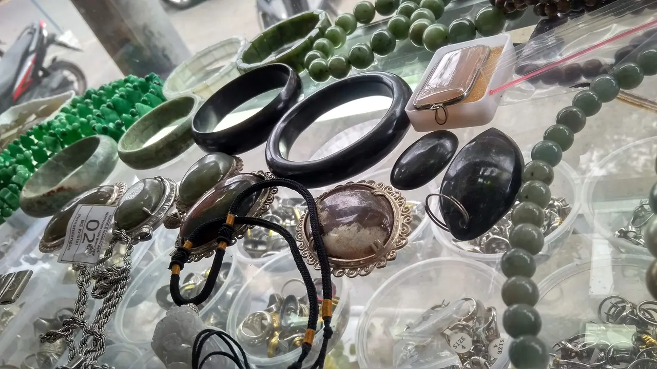 Batu alam yang telah diolah menjadi aksesoris yang dijual oleh Suhelmi (Liputan6.com/ Rino Abonita)