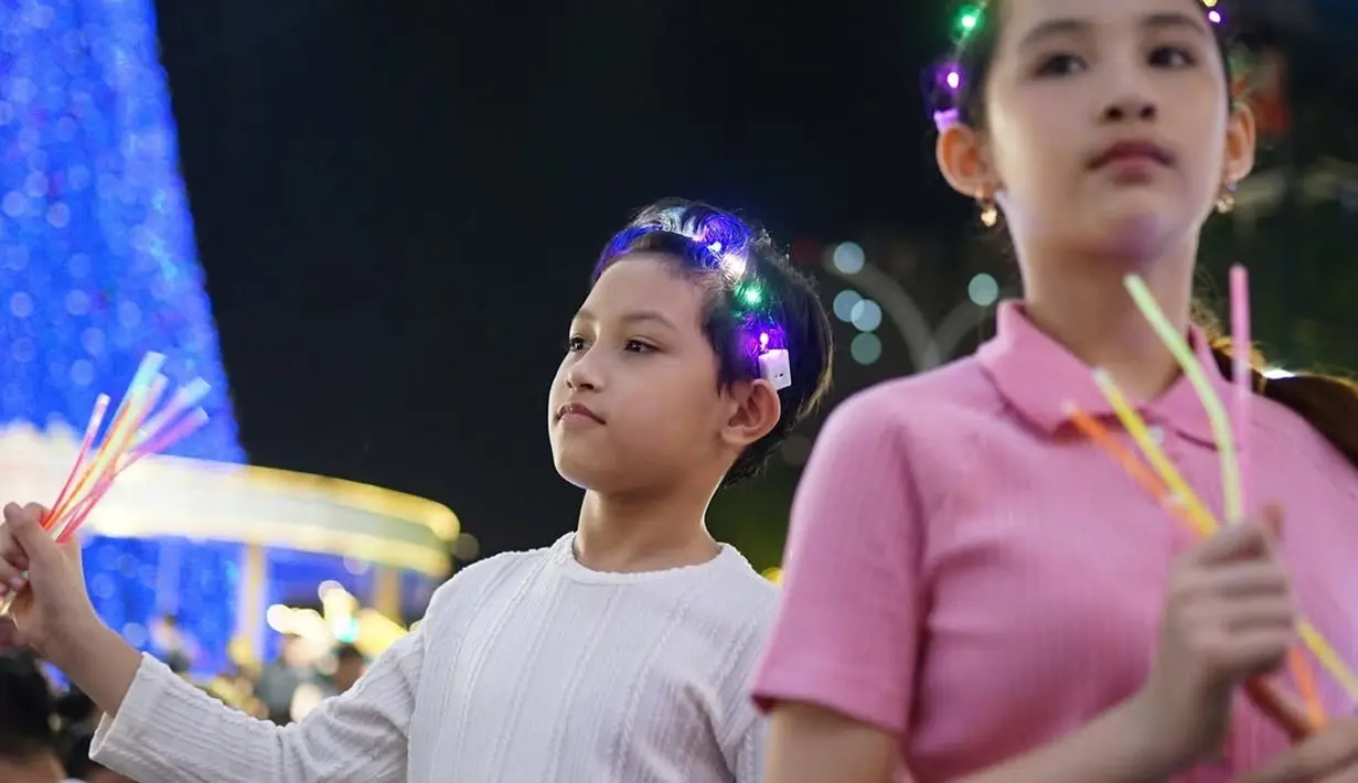 Remaja 10 tahun itu tampil cantik yang diwarisi dari ibunya dengan pleated polo shirt pink yang manis [@arumibachsin_94]