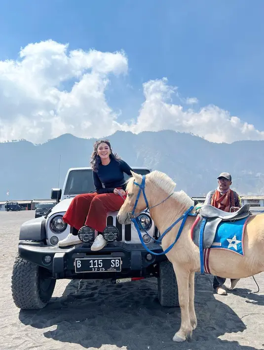 Edisi liburan di dalam negeri, kali ini Naysila mengenakan long sleeve top dan long pants merah bata yang nyaman saat berwisata ke gunung Bromo. [@naymirdad]