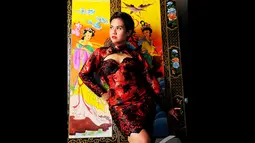 Warna merah mendominasi pada sesi pemotretan Mytha Mamamia yang bertema 'Seksi Oriental'. Foto diambil pada Rabu (17/12/2014). (Liputan6.com/Faisal R Syam)