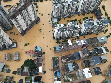 Sebuah foto udara menunjukkan bangunan-bangunan yang terendam banjir di Rongjiang, provinsi Guizhou, barat daya China pada 24 Juni 2025. (AFP/China OUT)