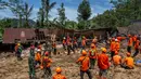 Sementara, 25 warga lainnya masih dinyatakan hilang. Tampak dalam foto, tim penyelamat berkumpul di depan rumah-rumah yang hancur selama operasi penyelamatan di lokasi longsor di Desa Situkung, Banjarnegara, Jawa Tengah, pada Rabu 19 November 2025. (DEVI RAHMAN/AFP)