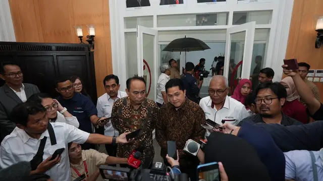 Menteri Badan Usaha Milik Negara (BUMN) Erick Thohir meresmikan gedung Antara Heritage Center (AHC), di kawasan Pasar Baru, Jakarta, Selasa (14/5/2024). (Arief/Liputan6.com)
