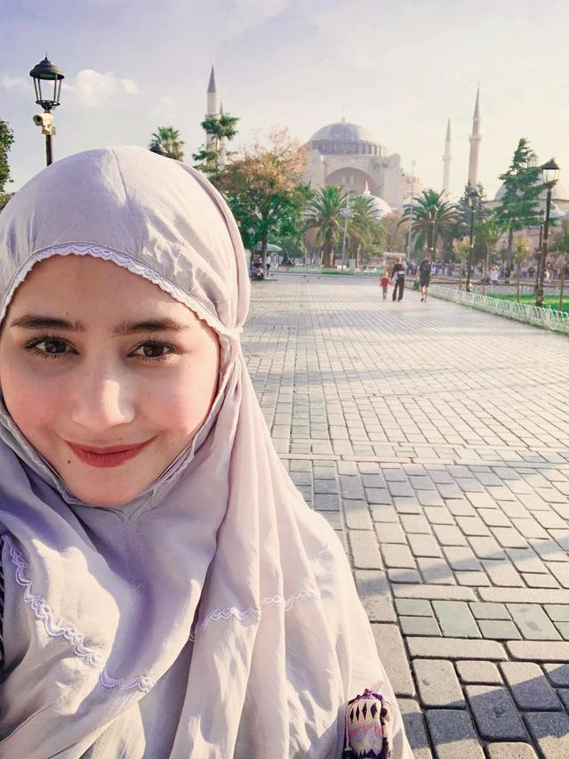 7 Pesona Prilly Latuconsina saat Tampil Berhijab, Curi Perhatian