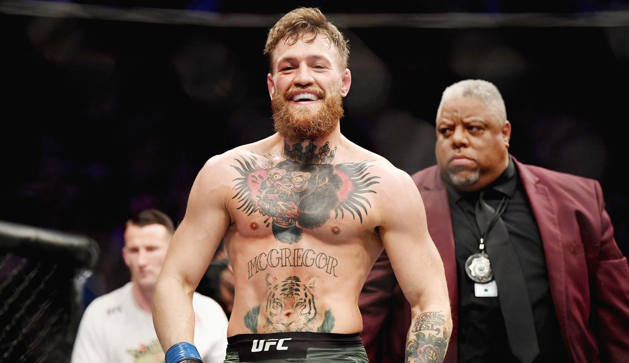 Conor Mcgregor - Forbes menempatkan McGregor sebagai atlet berpenghasilan tertinggi pada tahun 2021. Atlet UFC ini menghasilkan 8,6 juta dollar atau setara Rp121,1 miliar setiap menitnya. (AFP/Harry How)