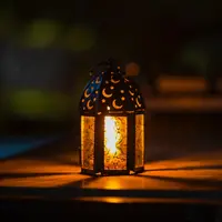 Ilustrasi puasa, Ramadan, Islami. (Photo by Ahmed Aqtai: https://www.pexels.com/photo/photo-of-ramadan-light-on-top-of-table-2233416/)