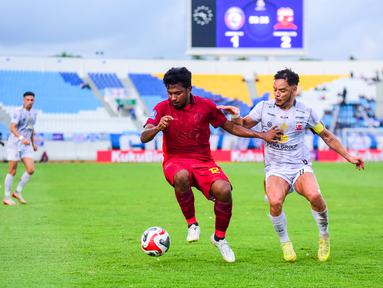 Pertandingan lanjutan BRI Super League 2025/2026 antara Arema FC melawan Madura United lekat dengan aroma nostalgia. Laga tersebut berlangsung di Stadion Kanjuruhan, Malang, Selasa (23/12/2025). (Bola.com/Iwan Setiawan)