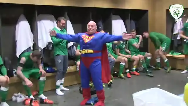 Dick Redmond manajer perlengkapan timnas sepak bola Irlandia mengenakan baju tokoh komik Superman dan ikut merayakan keberhasilan Irlandia lolos ke Piala Eropa 2016 setelah mengalahkan Bosnia-Herzegovina pada Senin (16/11/2015).
