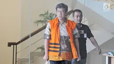 Direktur Utama PT Quadra Solution Anang Sugiana Sudiharjo usai menjalani pemeriksaan lanjutan di Gedung KPK, Jakarta, Rabu (7/2). Anang diperiksa untuk melengkapi berkas terkait dugaan korupsi pengadaan E-KTP. (Liputan6.com/Herman Zakharia)