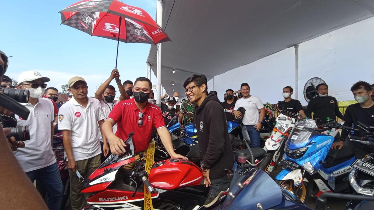 Kepolisian Daerah (Kapolda) Metro Jaya, Irjen Pol Mohammad Fadil Imran, meninjau event Street Race di BSD pagedangan Kabupaten Tangerang, Sabtu (23/4/2022) (Liputan6.com/Pramita Tristiawati)