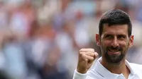Petenis Serbia, Novak Djokovic, saat merayakan kemenangan atas Alex De Minaur pada babak keempat Wimbledon 2025 di The All England Lawn Tennis and Croquet Club, Wimbledon, London, Senin (7/7/2025). (Adrian Dennis / AFP)
AFP