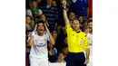 Beberapa kartu kuning harus dikeluarkan wasit sepanjang laga final Piala Raja antara Barcelona melawan Real Madrid di stadion Mestalla, Valencia (17/4/2014). Salah satu yang mendapat kartu kuning adalah pemain Real Madrid, Pepe. (REUTERS/Albert Gea)